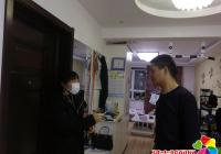 社區工作人員給轄區居民送體溫計