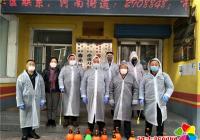 延吉市公交集團黨員志愿者幫助春光社區進行樓道消殺