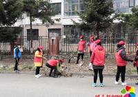 踐行文明新風 志愿者清理“違建”還小區美麗環境