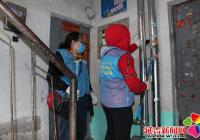 文河社區業主委員會成員清理亂貼亂畫 整治人居環境