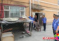 狗籠擋住創城路，城管攜手清阻礙