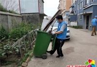 清理雨搭雜物 助力我市創城