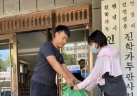 認領花壇祛疤栽花 攜手并進助力創城