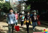 給小區單元門洗洗“臉”同心協力助創城