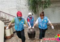 為創城添助力 清理樓道衛生