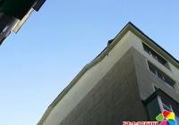 大風掀起樓頂鐵皮 社區迅速消除隱患