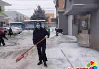 保障居民出行安全，社區及時清理積雪