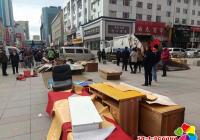 城管助力社區為步行街“美容”
