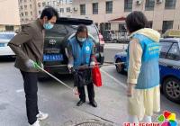 新興街道聯合市婦聯志愿者拾撿煙蒂倡導文明新風