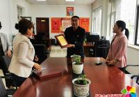 “共駐共建促和諧、同心共筑幸福花”民泰社區(qū)向共建單位贈(zèng)送感謝牌