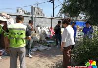 清理街路垃圾共建美好環境