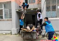 團市委助力晨光社區清理亂堆亂放 美化居住環境