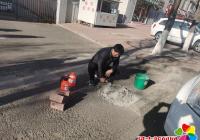 丹延社區(qū)修補(bǔ)破損路面，為民利民便出行