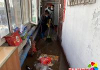 管道漏水淹樓道，社區幫忙民心安