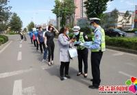 市公安局交警大隊走進延盛社區開展“社會攜手共建 安全文明出行”宣傳活動