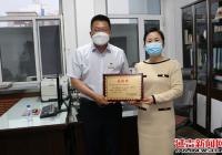 共克時艱 感謝有您——建工街道為愛心企業、學校贈送感謝牌