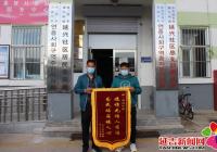 延興社區：社區服務暖人心 居民致謝送錦旗